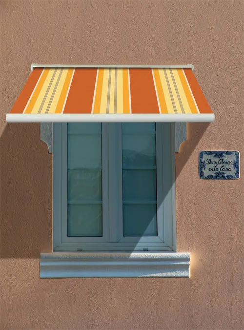 Fenêtre avec auvent rayé orange et jaune sur mur couleur pêche.