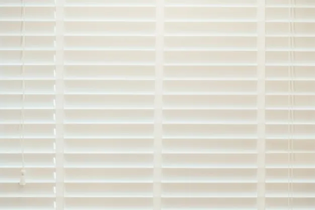 Grille blanche uniforme de lattes horizontales, fond texturé minimaliste.