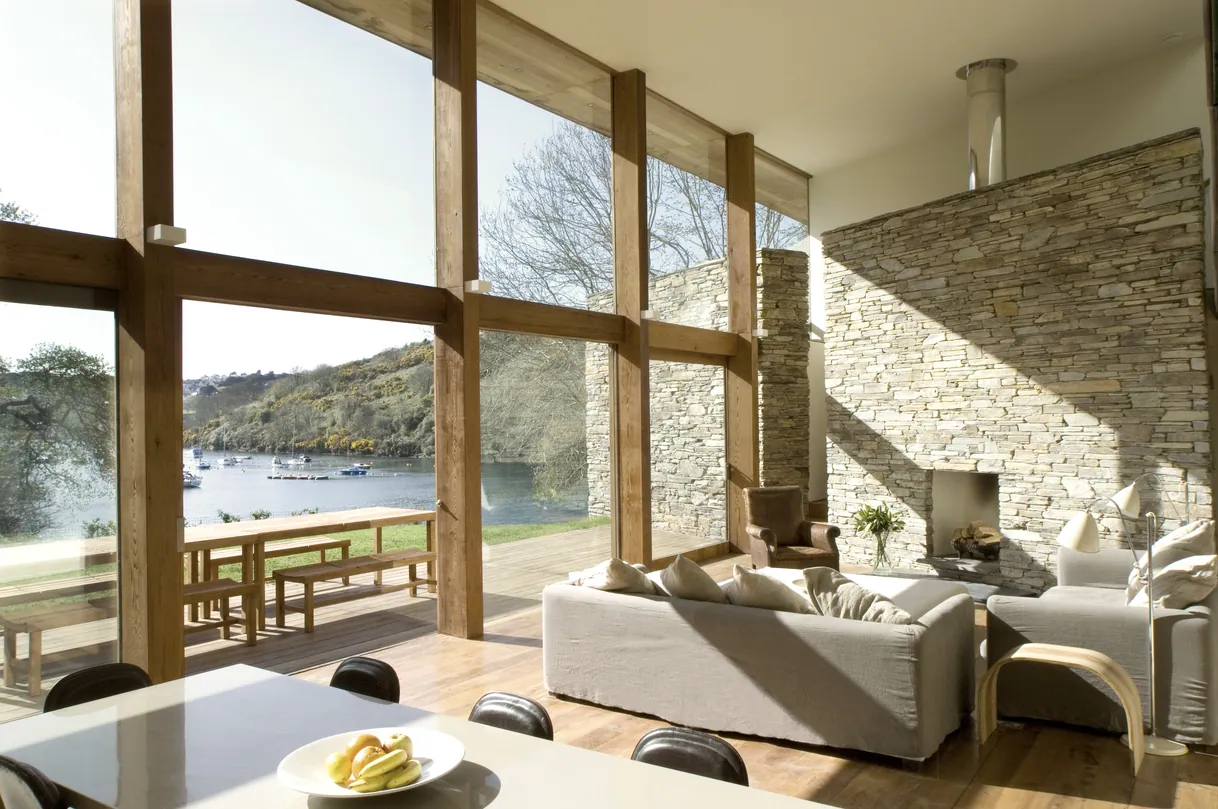 Intérieur de salon moderne avec vue imprenable sur la rivière.