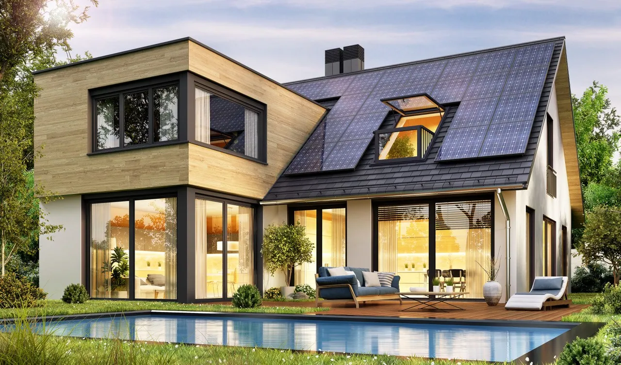 Maison moderne avec panneaux solaires, grande piscine et design contemporain.