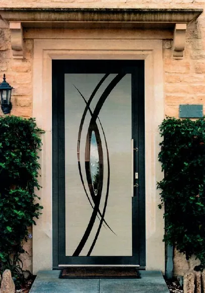 Porte d'entrée moderne avec motif décoratif en verre devant maison en pierre.