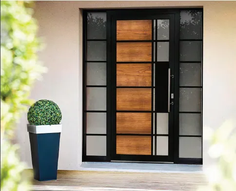 Porte d'entrée moderne noire avec panneaux bois et verre dépoli.