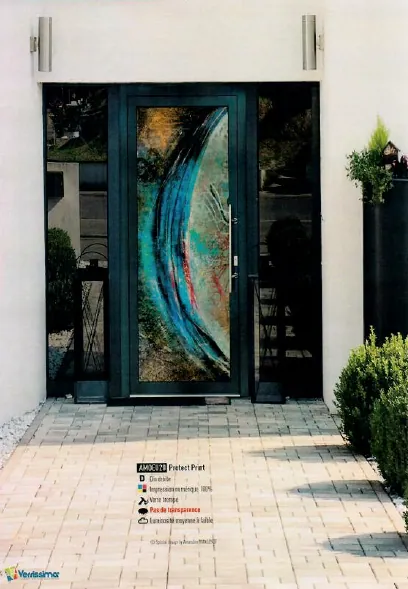 Porte d'entrée modernes avec verre abstrait coloré, allée pavée.